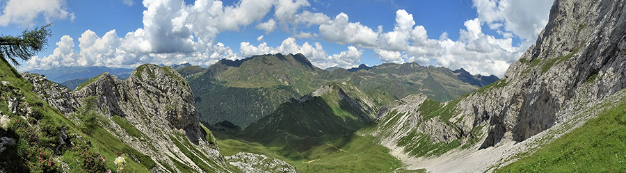Vista panoramica dalla Bocchetta di Corna Piana (2078 m) sulla discesa verso il Passo Branchino